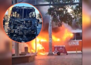 Se incendia camión frente al Mercado Municipal de Hermosillo; pasajeros alcanzan a evacuar