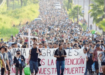 Migrantes presionan a gobiernos de EU y México con caravana