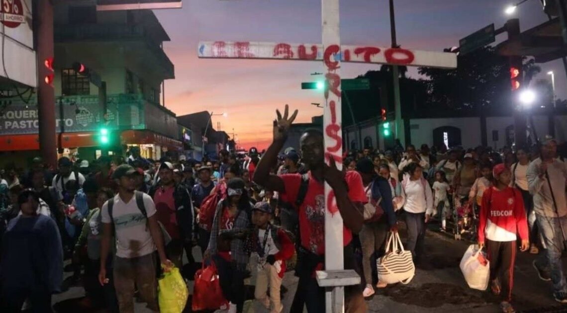 Sale de Chiapas en Nochebuena la caravana migrante más grande del año: 10 mil personas rumbo a EU Sale de Chiapas en Nochebuena la caravana migrante más grande del año: 10 mil personas rumbo a EU
