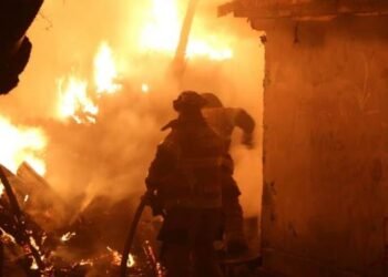 Perdida total de dos casas tras incendio en la colonia Altares