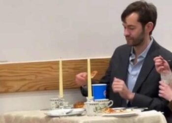 Captan a pareja disfrutando una cena romántica en un Costco