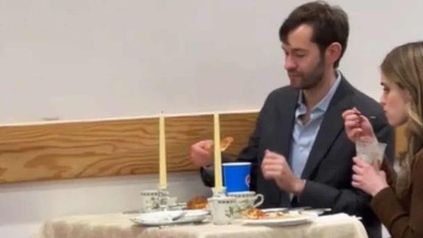 Captan a pareja disfrutando una cena romántica en un Costco Captan a pareja disfrutando una cena romántica en un Costco