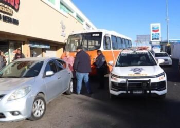 Un camión choca contra un carro en calle de Jardín Juárez