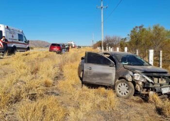 Choque volcadura entre dos autos se registra en carretera Hermosillo-Guaymas; reportan lesionados leves