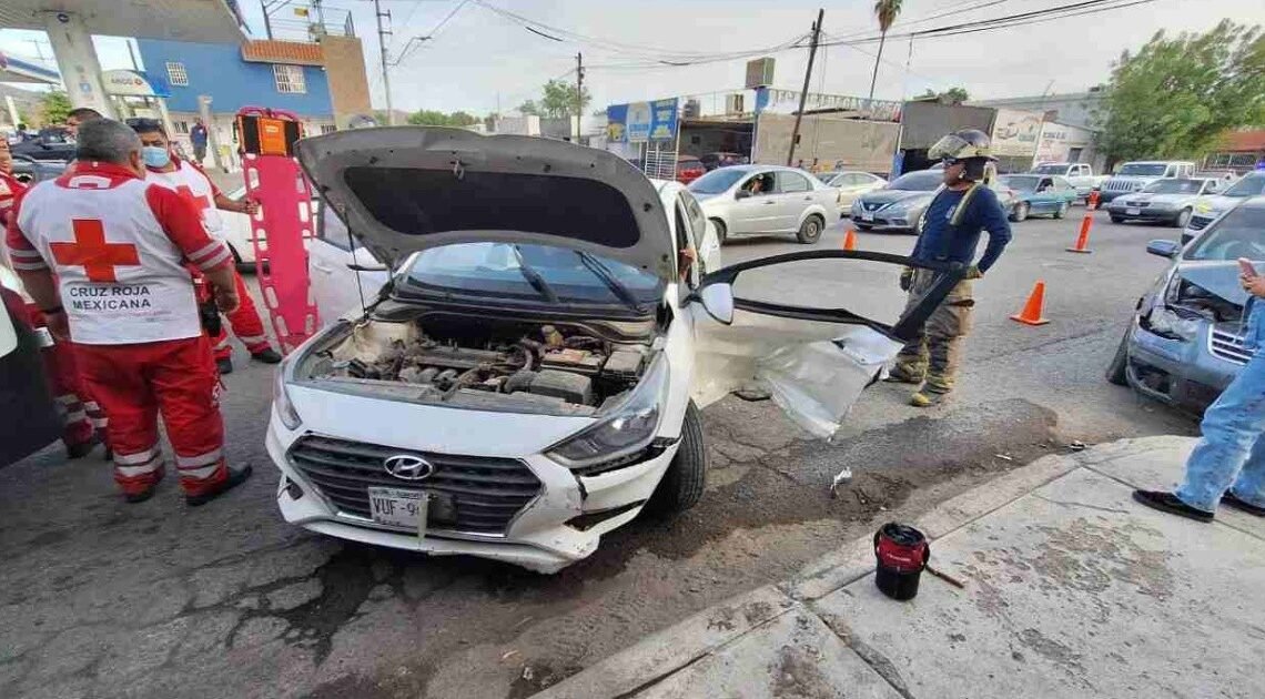 Mujer es auxiliada por policía paramédico tras choque en colonia López Portillo en Hermosillo