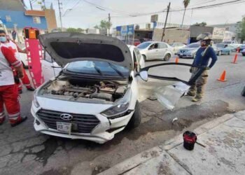 Mujer es auxiliada por policía paramédico tras choque en colonia López Portillo en Hermosillo