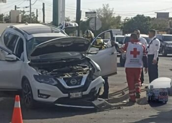 Mujer se lleva un semáforo al perder el control del vehículo