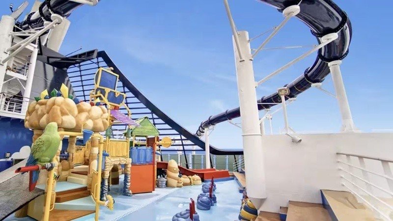 El crucero de Neymar tiene tobogán y juegos infantiles. 