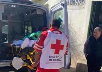 Migrante que cayó del muro fronterizo recibe atención médica urgente