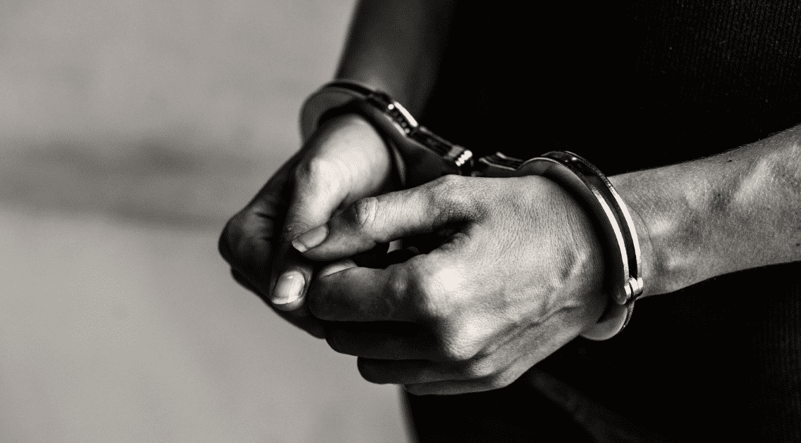 Policía de Hermosillo detiene a sospechoso con 7 envoltorios de narcóticos en Villa Verde