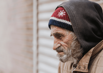 Durante invierno se debe cuidar más a los adultos mayores