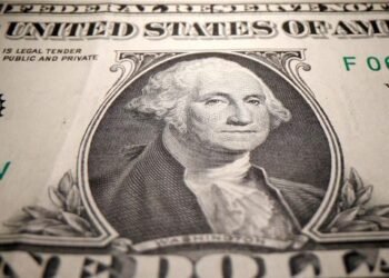 El peso mexicano se fortalece frente al dólar al inicio de operaciones