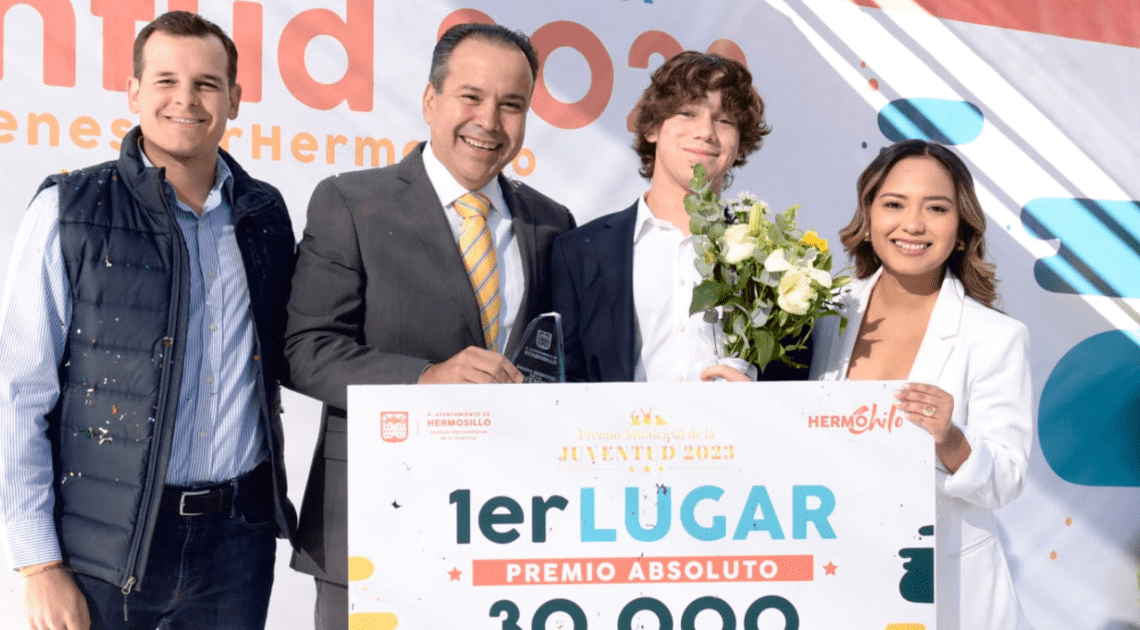 Antonio Astiazarán entrega Premio Municipal de la Juventud