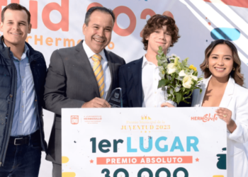 Antonio Astiazarán entrega Premio Municipal de la Juventud
