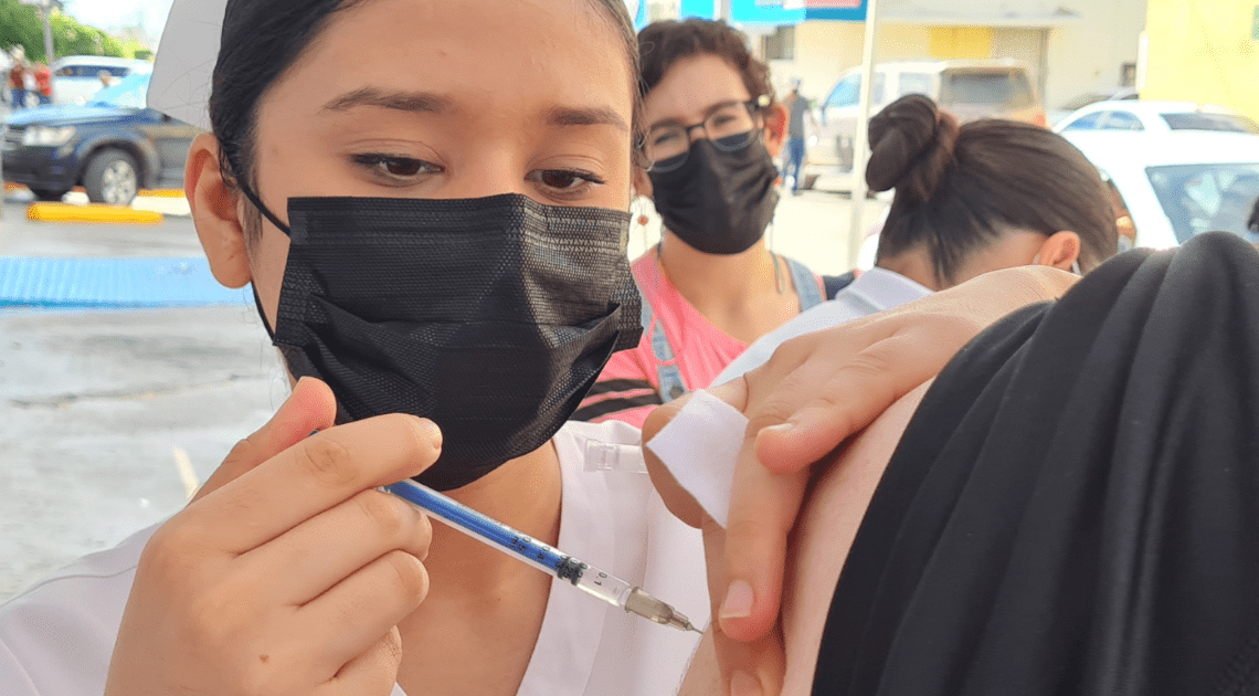 Vacunan en IMSS Cajeme a 800 contra influenza y Covid-19 cada día