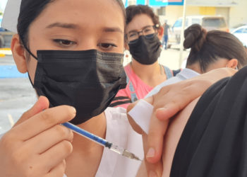 Vacunan en IMSS Cajeme a 800 contra influenza y Covid-19 cada día