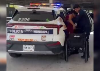 Policías auxilian a joven embarazada e inconsciente dentro de taxi