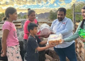 Raúl Sánchez entrega más de 200 cenas navideñas