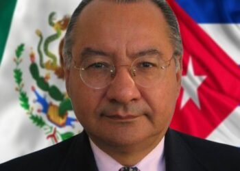 Estuvo en México y EU lo arresta por “espionaje a favor de Cuba”; conoce al ex diplomático Victor Rocha