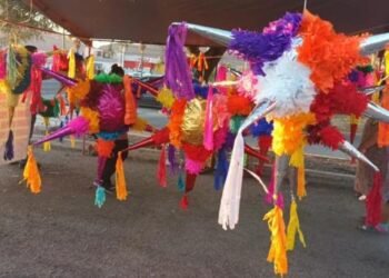 María de los Ángeles transmite a su familia el arte de hacer piñatas