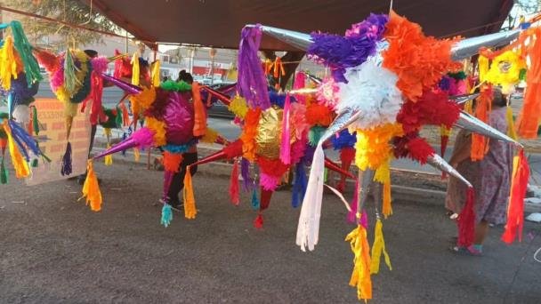 María de los Ángeles transmite a su familia el arte de hacer piñatas María de los Ángeles transmite a su familia el arte de hacer piñatas