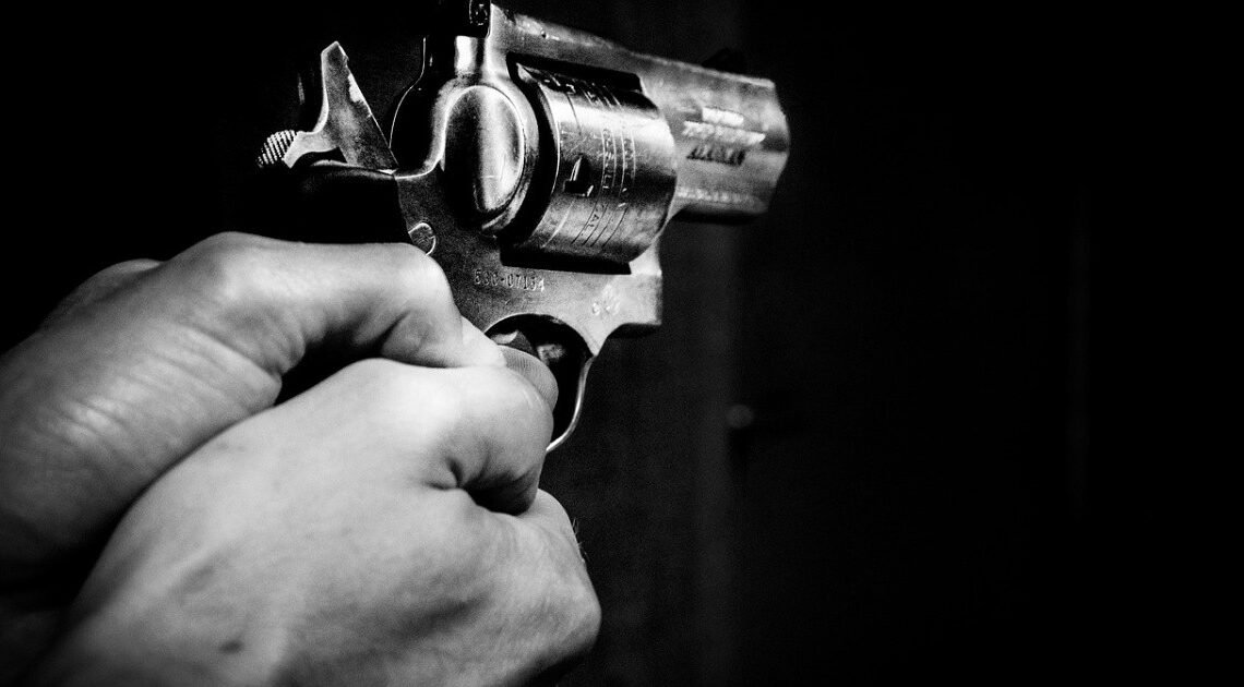 Arrestan a hombre por amenazar con pistola a su exesposa con su actual novio en Hermosillo