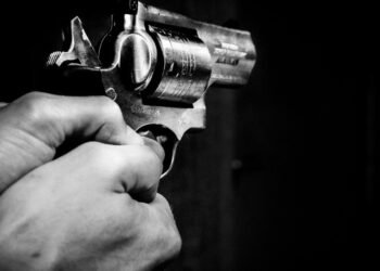 Arrestan a hombre por amenazar con pistola a su exesposa con su actual novio en Hermosillo