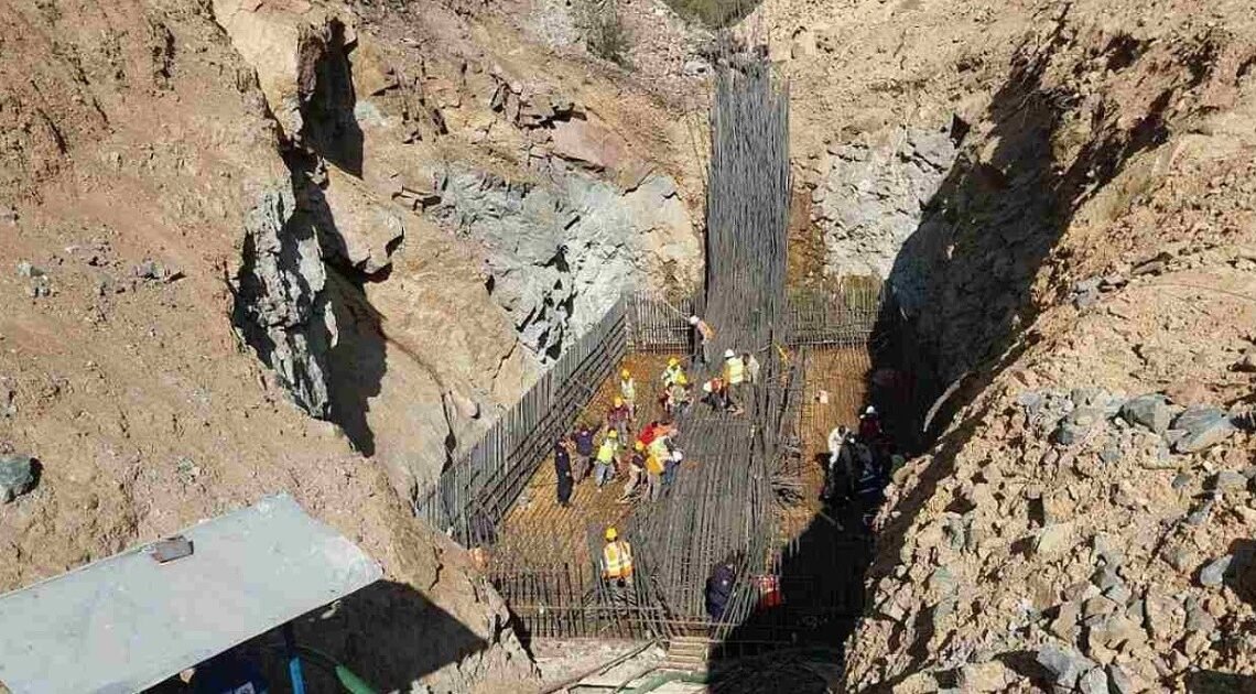 Derrumbe de nueva carretera federal deja trabajador muerto y seis lesionados en Hidalgo