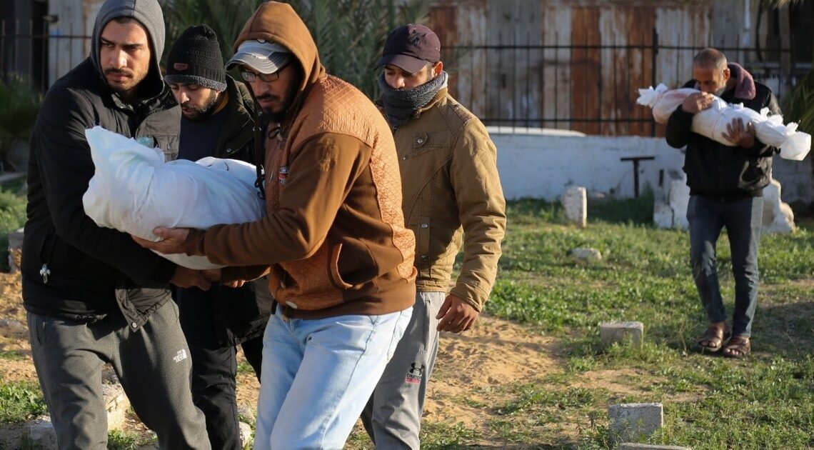 Un ataque de Israel mata a 76 miembros de una familia de Gaza mientras los combates crecen al Sur
