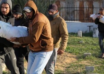 Un ataque de Israel mata a 76 miembros de una familia de Gaza mientras los combates crecen al Sur