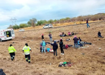 Transporte de jornaleros vuelca y deja varios heridos; reportan un muerto
