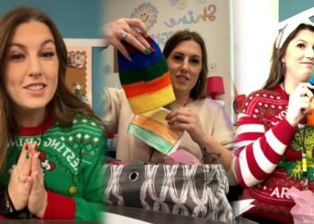 Maestra consciente a sus alumnos en Navidad con gorros originales | Noticias de México