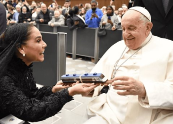 Mara Lezama entrega réplica del Tren Maya y carta de AMLO al Papa Francisco