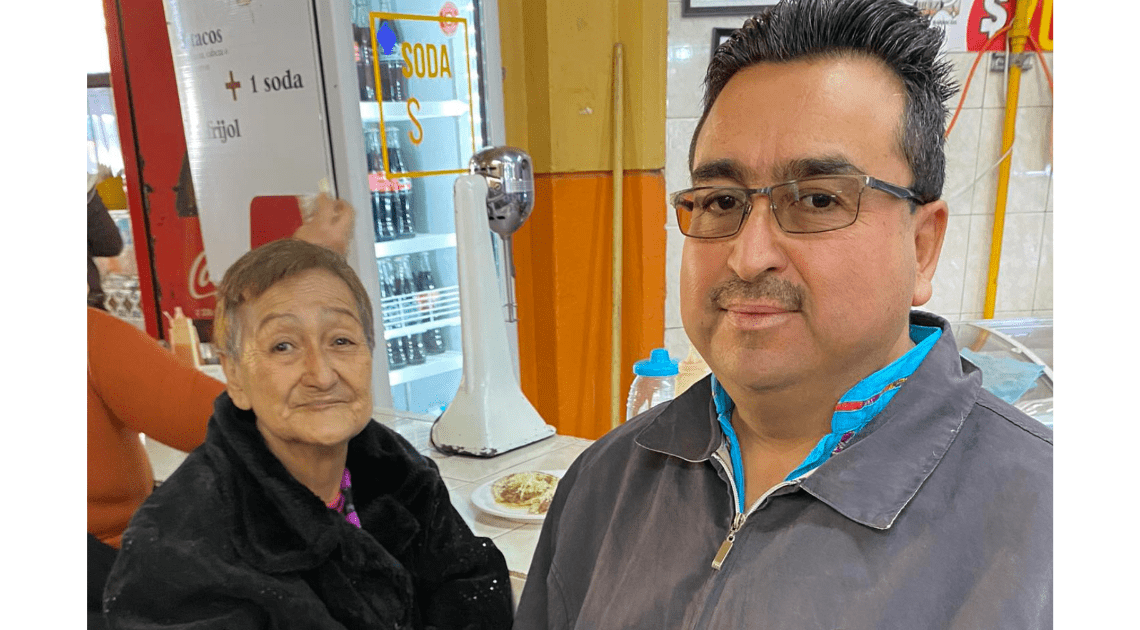 María de los Ángeles y su tradición familiar de desayunar en el Mercado Municipal de Hermosillo María de los Ángeles y su tradición familiar de desayunar en el Mercado Municipal de Hermosillo