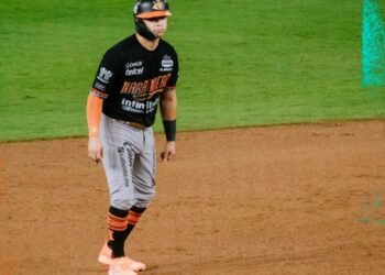 Naranjeros “saca jugo en la décima” y vence a Tomateros en extrainnings