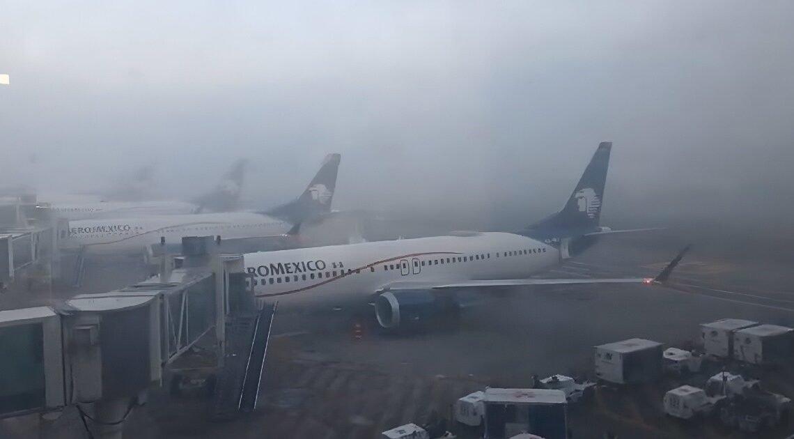 VIDEOS: Niebla “engulle” al AICM y suspenden vuelos en CDMX