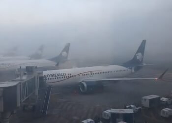 VIDEOS: Niebla “engulle” al AICM y suspenden vuelos en CDMX