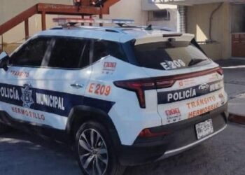 Policías auxilian a mujer tras desmayarse a bordo de un taxi
