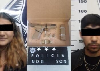 Pareja amenaza a taxista con arma de fuego