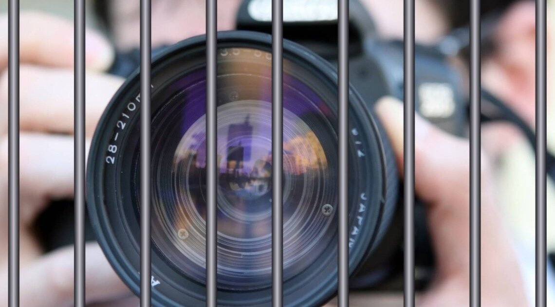 Al menos 572 periodistas están encarcelados alrededor del mundo, cifras cercanas al récord del año pasado