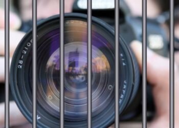Al menos 572 periodistas están encarcelados alrededor del mundo, cifras cercanas al récord del año pasado