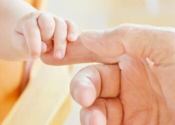 Amplían permiso de paternidad a 20 días con goce de sueldo