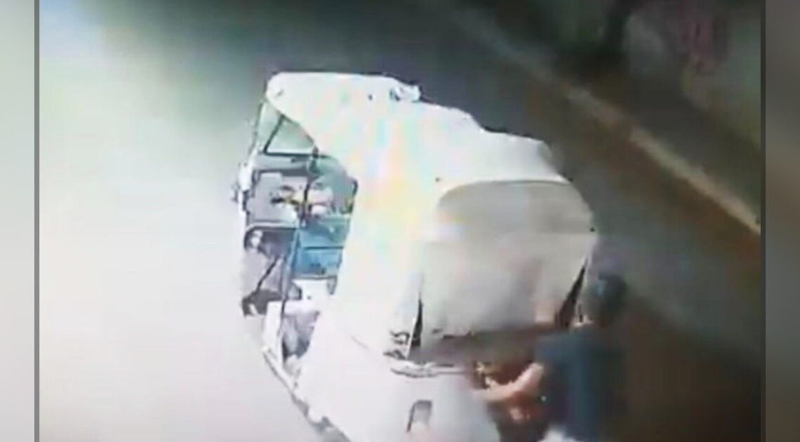 VIDEO: Momento en que mujer es sometida y la suben a la fuerza a un mototaxi