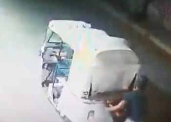 VIDEO: Momento en que mujer es sometida y la suben a la fuerza a un mototaxi