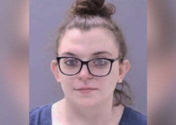 Mujer de NY acusada de matar al bebé de su novio luego de sacudirlo bruscamente mientras le cambiaba el pañal