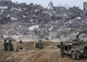 Mueren más de 90 palestinos en ataques aéreos de Israel contra dos viviendas en Gaza