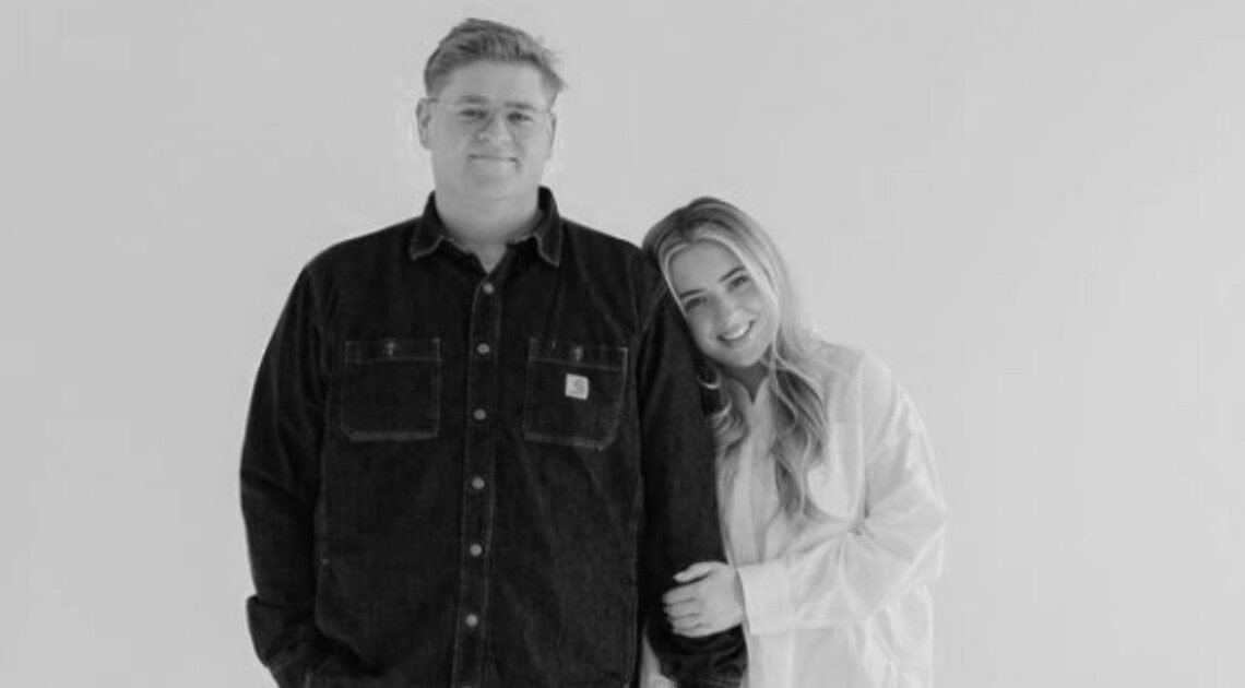 Influencer viajaba por Navidad para darle a su familia la noticia de su embarazo, pero muere en accidente junto a su esposo