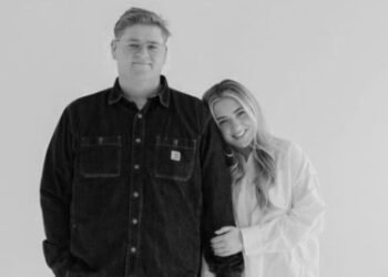 Influencer viajaba por Navidad para darle a su familia la noticia de su embarazo, pero muere en accidente junto a su esposo