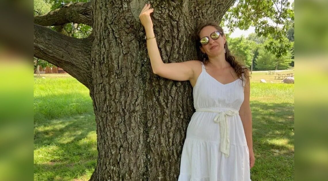 Mujer habla de su “romance erótico” con un árbol gigante: “Estoy perdidamente enamorada”