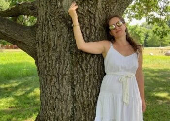 Mujer habla de su “romance erótico” con un árbol gigante: “Estoy perdidamente enamorada”